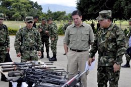 El ministro de Defensa de Colombia, Juan Carlos Pinzón, entre militares.