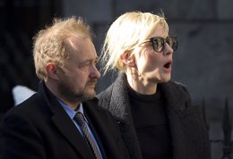 La actriz Cate Blanchett y su esposo en el funeral de Philip Seymour Hoffman.