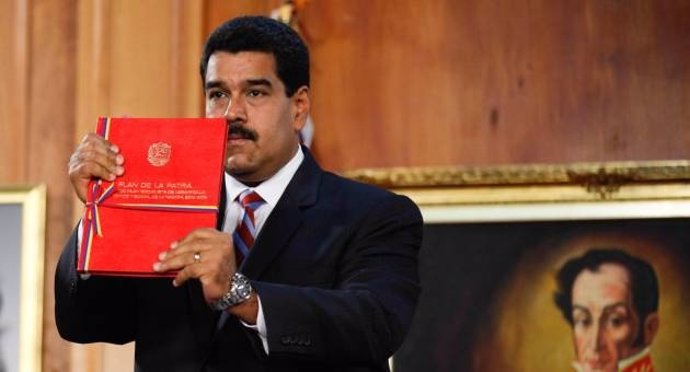El presidente de Venezuela, Nicolás Maduro, con el Plan de la Patria.