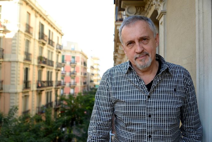El escritor Jussi Adler-Olsen en el balcón de su casa