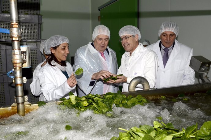 Guillermo García, (centro) visita las instalaciones de Ensaladas Verdes