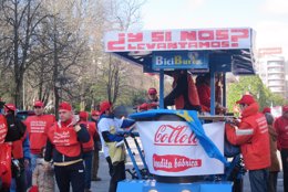 Carroza en la marca contra el cierre de Coca-Cola