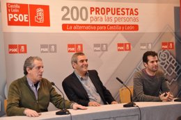 Julio Villarrubia (centro), en el acto público celebrado en Villarcayo