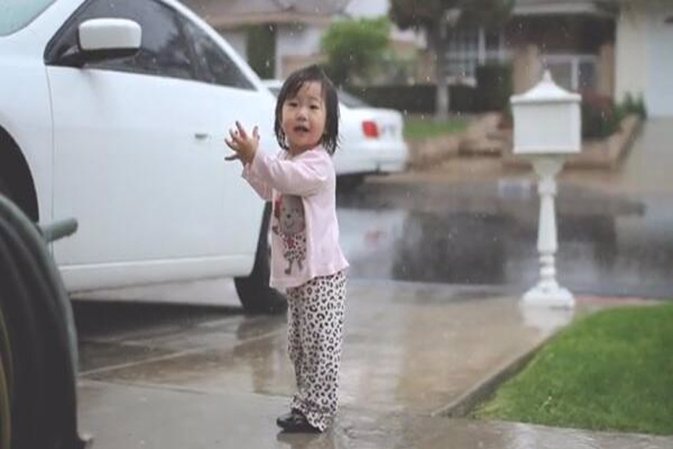 Kayden, la niña que se emociona al ver de llover por primera vez 