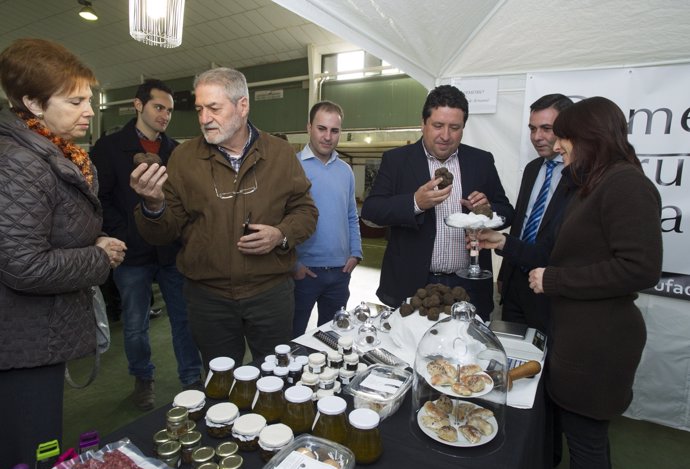 Javier Moliner degusta una trufa negra en Benassal