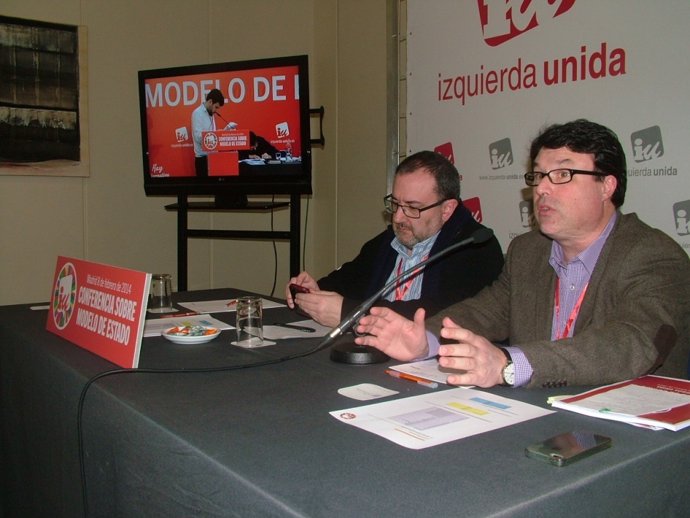 Joan Josep Nuet (en primer término) y José Miguel Nuin, en la conferencia de IU 