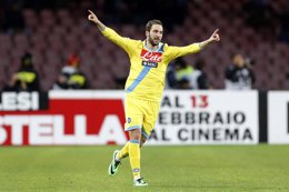  El Nápoles Doblega Al Milan Con Dos Goles De Higuaín