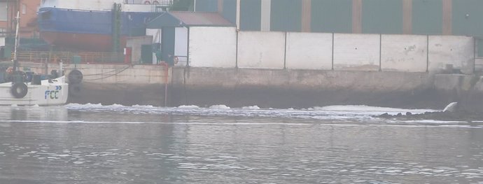 Espuma en la Ría de Avilés.