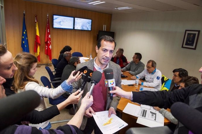 Salvador Victoria atiende a los medios en el Comité de Crisis