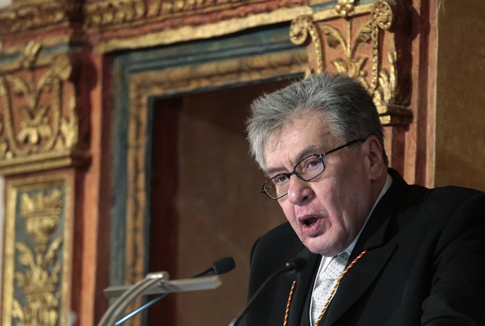 El escritor mexicano José Emilio Pacheco al recibir el Premio Cervantes