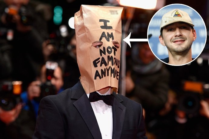 Shia LaBeouf con una bolsa en la cabeza en la alfombra roja de La Berlinale