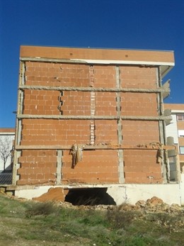 Muro Del Edificio En El Barrio Cacereño De La Mejostilla Que Se Ha Venido Abajo