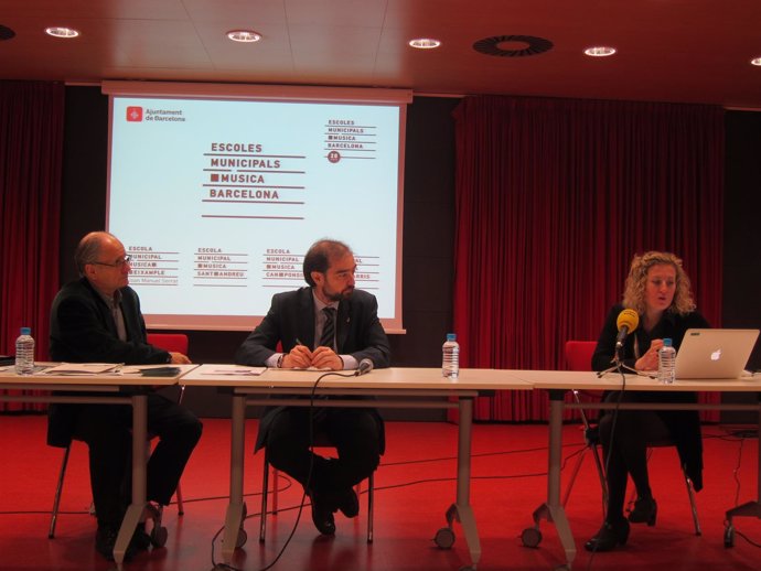 Casimir Macià, Gerard Arguy y Carolina Rius, con el nuevo logo en el fondo