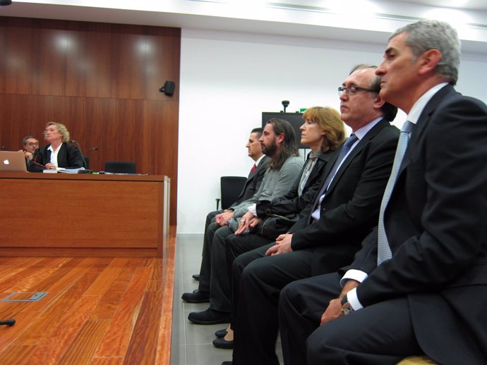 El alcalde de Mallén, Antonio Asín, junto al resto de acusados en la vista oral