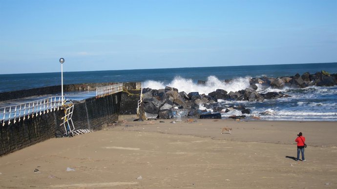 Espigón de la Zurriola roto por el temporal en San Sebastián