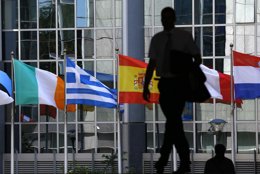 Bandera de Grecia, Italia, España, Francia y Alemania frente a la sede del Parla