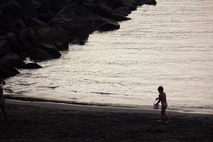 Un niño jugando en una playa de Canarias