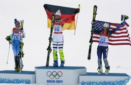 Hoefl-Riesch, acompañada en el podio por Hosp y Mancuso