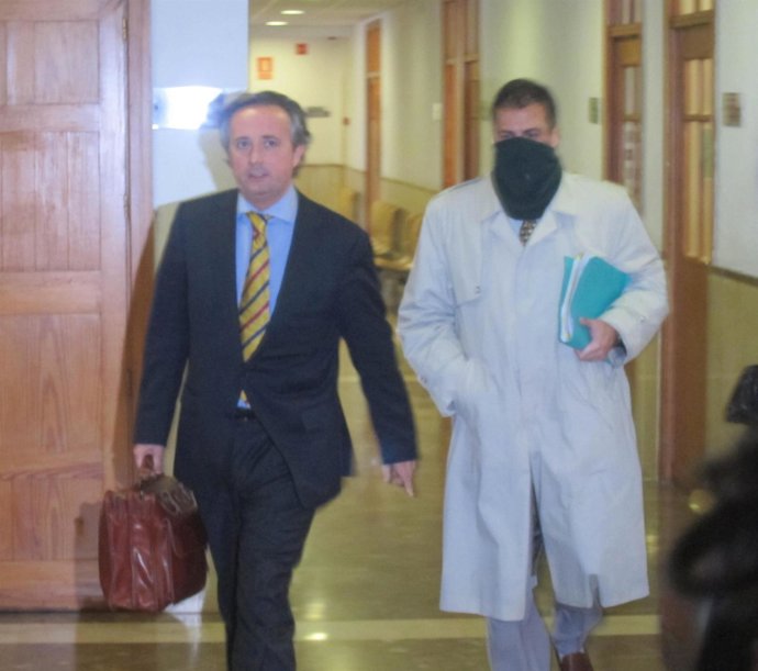 Miquel Àngel Bonet (derecha), con su abogado