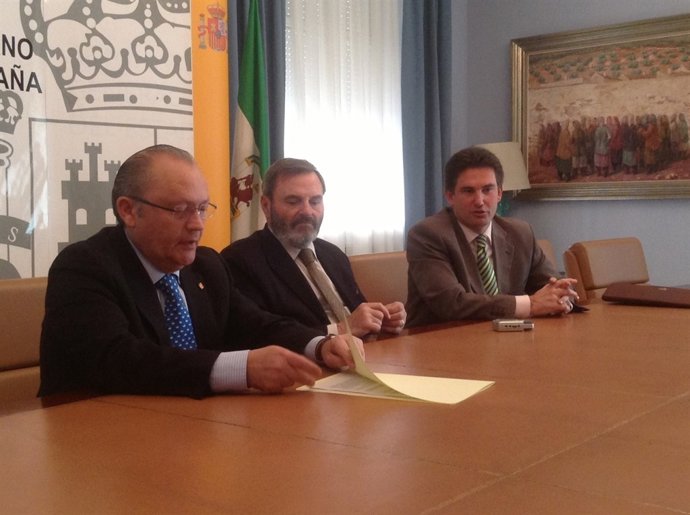 Acto de la firma del convenio entre la DGT y el Ayuntamiento de La Carolina