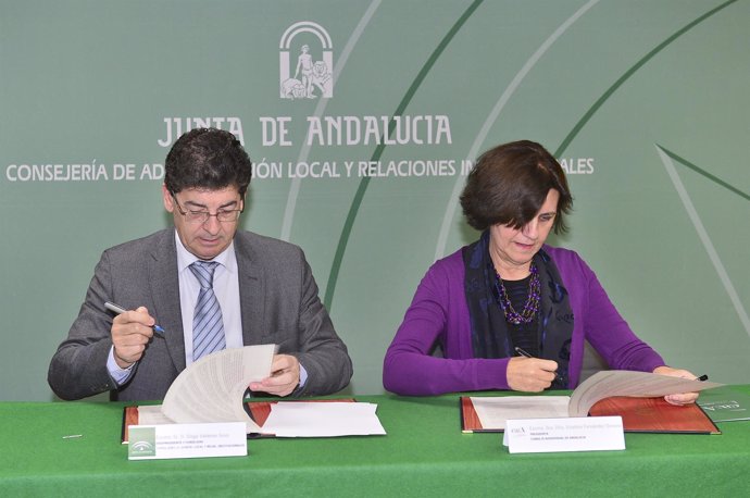 Diego Valderas y Emelina Fernández firman el acuerdo