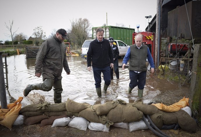 Cameron visita una de las zonas inundadas del suroeste de Inglaterra