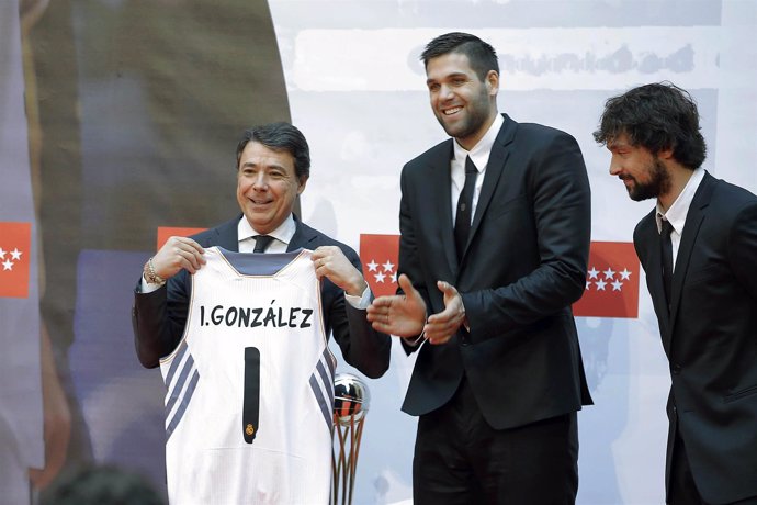 Fotografías: González Recibió Hoy En Sol Al Real Madrid De Baloncesto, Ganadores
