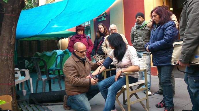 Inspección sanitaria a la mujer declarada en huelga de hambre.