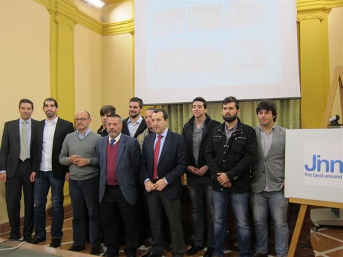 Ruiz Espejo y García, junto a los jóvenes creadores de la plataforma Jinn