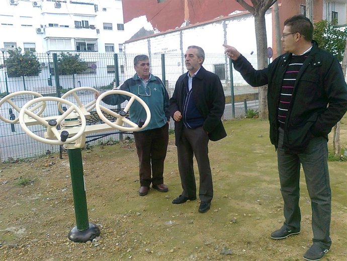 El socialista Juan Manuel Flores en la barriada de la Música