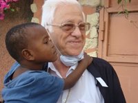 El padre Ángel escribe a Valenciano para que defienda en la UE una política que respete a inmigrantes en las fronteras