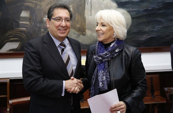 Antonio Pulido, presidente de Fundación Cajasol, y Teófila Martínez, alcaldesa