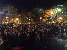 Un millar de personas ante el TSJC para rechazar aplicar el 25% de castellano