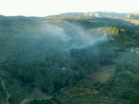 Medios aéreos y terrestres trabajan en la extinción de un incendio en Benidoleig, que está ya confinado