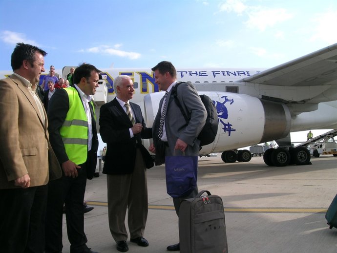 Luciano Alonso Recibe En Almería El Primer Vuelo Procedente De Islandia