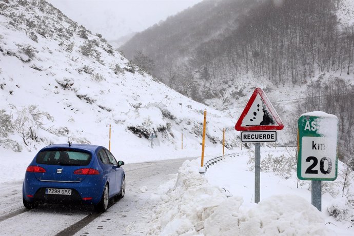 Nieve carretera de San Isidro, en Asturias