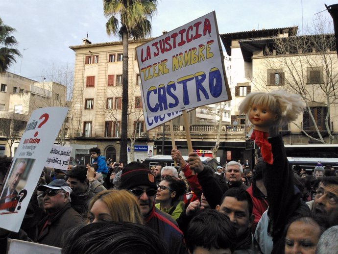 Pancartas a favor del juez Castro ante los Juzgados de Palma