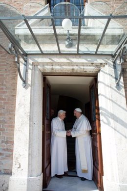 Benedicto XVI y Papa Francisco en el regreso del Papa emérito