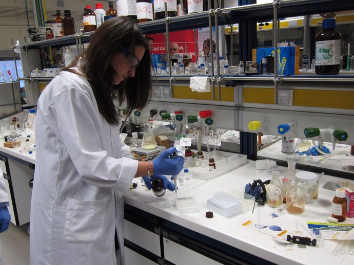 La doctora Nuria Martínez, de la UR, hace un experimento en laboratorio