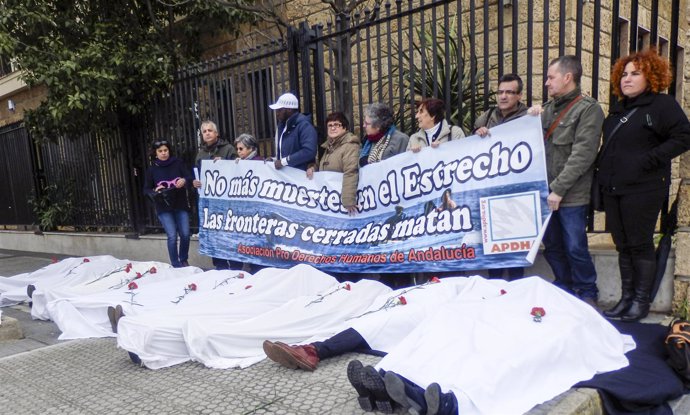 Acto simbólico de la APDHA por la muerte de inmigrantes en la frontera de Ceuta