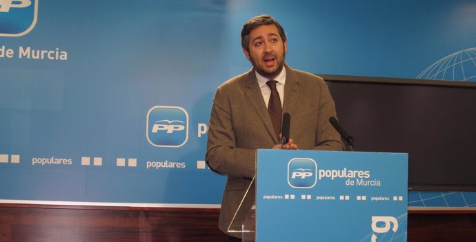 El portavoz adjunto del PP, Víctor Manuel Martínez
