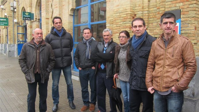 Alcaldes y portavoces de municipios afectados por la línea Huelva-Zafra.