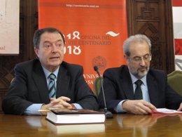 Carlos Palomeque (drcha)  y el rector de la USAL, Daniel Hernández Ruipérez
