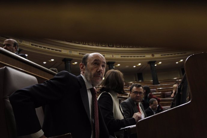El secretario general del PSOE, Alfredo Pérez Rubalcaba, en el hemiciclo