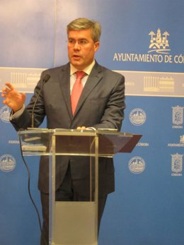El alcalde de Jaén en el Ayuntamiento de Córdoba