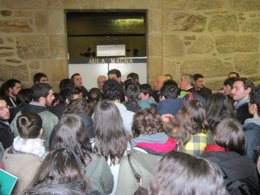 Protestas de partidarios y detractores de Garzón en la USC