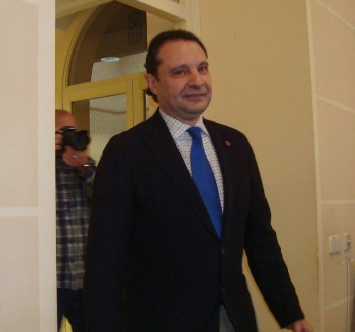 Arahuetes, antes de comenzar la rueda de prensa. 