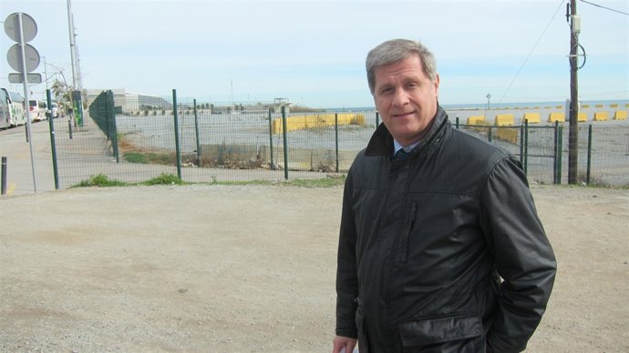 Alberto Fernández Díaz (PP) en la plataforma que tenía que acoger el zoo marino