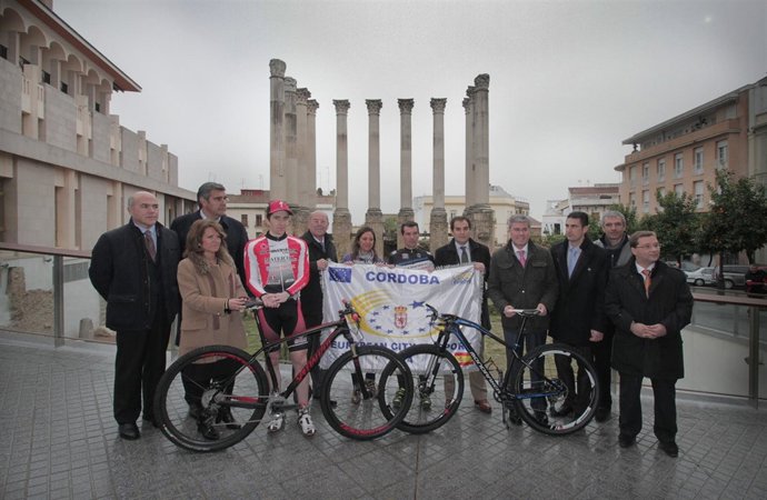 Autoridades y organizadores de la prueba posan ante el Templo Romano de Córdoba