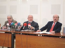 El presidente de la CHD, José Valín, en el centro de la imagen